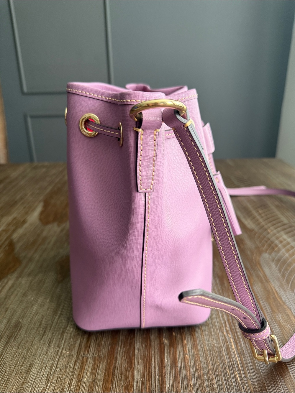 Dooney & Bourke lilac leather bucket bag - Picture 4 of 12